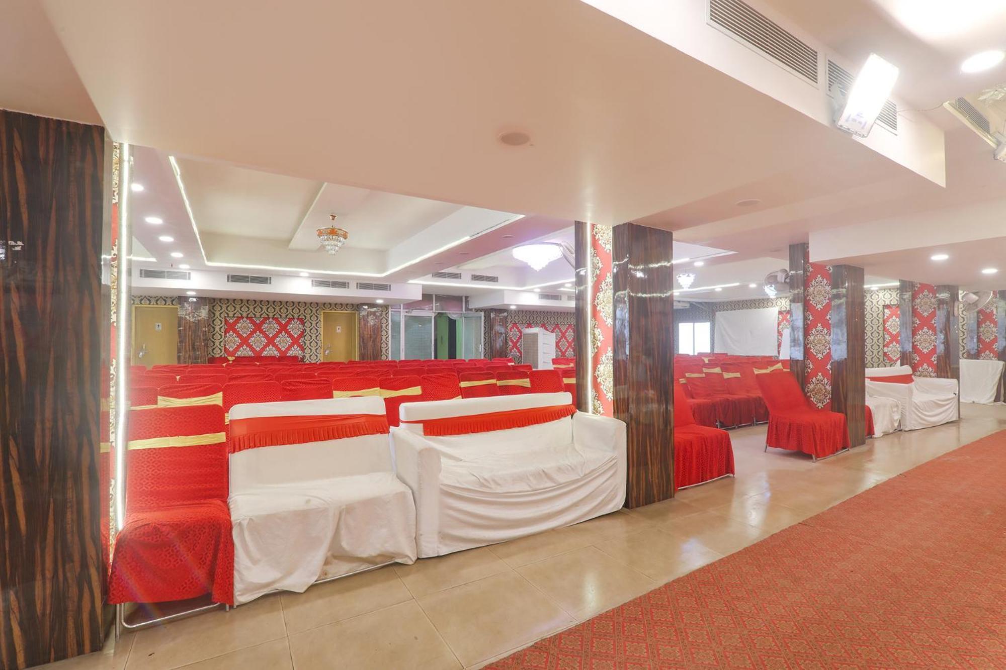 Fabhotel Swarn Banquet Kakarmatha Exterior foto